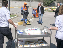 Süpürgeciye sürpriz doğum günü